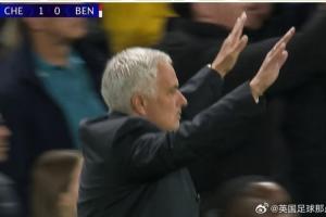 ??恩佐罰角球時(shí)，穆里尼奧走過(guò)來(lái)告訴本菲卡球迷不要再扔?xùn)|西