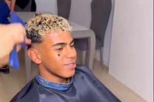 大戰(zhàn)在即！歐冠對陣巴黎賽前，亞馬爾理發(fā)