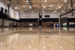 誰(shuí)有意?。宽f德曬打球視頻：好久沒(méi)投籃了 仍感覺(jué)不錯(cuò)！