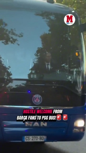 警察嚴陣以待！巴黎大巴抵達巴塞羅那，遭遇巴薩球迷“熱烈歡迎”