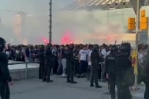 巴薩巴黎大戰(zhàn)一觸即發(fā)！大批巴黎球迷在球場(chǎng)前聚集并呼喊口號(hào)