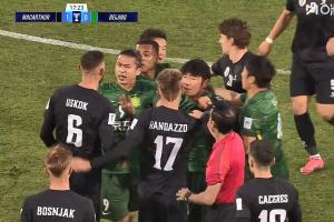 要冷靜?。〕刂覈w鏟放倒對手，隨后雙方爆發(fā)沖突，裁判未出牌