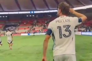 舞姿妖嬈！穆勒賽后跳舞慶祝奪冠：繼續(xù)狂歡??