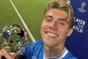 是真的開心??霍伊倫和歐冠最佳獎杯自拍，笑容燦爛簡直爆表