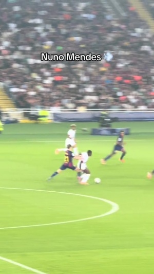 擋不??！德容犯規(guī)阻止門德斯一條龍暴突，躺地上好一會兒才緩過來