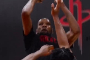 火箭訓練營花絮：杜蘭特持球單打翻身后仰 申京亞當斯肆虐內線