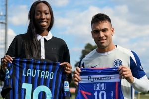 意大利女排球員、奧運(yùn)冠軍埃格努造訪國(guó)米，與勞塔羅互換球衣