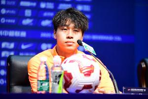 新秀+1！泰山小將齊千程參加賽前發(fā)布會(huì)，將進(jìn)入本輪中超比賽名單