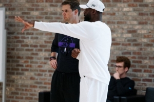 爵士曬訓(xùn)練營(yíng)照片：德隆&球隊(duì)小股東韋德現(xiàn)身 貝利&樂(lè)福在列