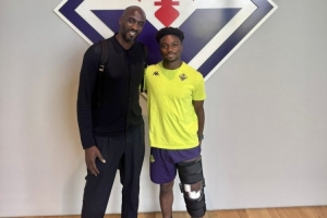 加納隊(duì)主帥阿多探望蘭普泰，球員十字韌帶撕裂接受手術(shù)