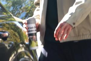 圖片報：胡梅爾斯水瓶貼著一條新聞，寫著“20多歲我想結(jié)婚生子”