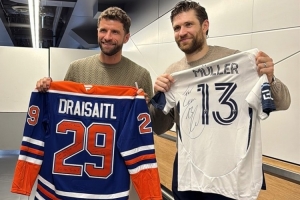 穆勒與德國冰球選手德賴塞特爾合影，兩人社媒互稱傳奇