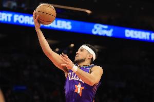 小試牛刀！布克三節(jié)19中8拿下24分2板7助1帽 正負值+22