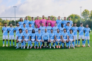 曼城新賽季全家福：瓜帥C位，兩側(cè)為福登和B席