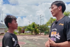 矣進(jìn)宏幫助大山男孩：碎石扎向腳底 卻扎不破望向籃筐的目光