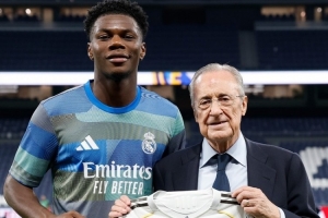 里程碑！瓊阿梅尼西甲出戰(zhàn)100場(chǎng)，老佛爺為其頒發(fā)紀(jì)念球衣