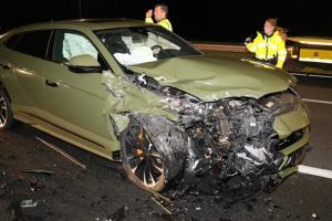 死里逃生！荷蘭前國(guó)腳遭遇4車連環(huán)車禍，百萬(wàn)蘭博基尼直接報(bào)廢