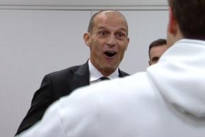 重回都靈安聯(lián)球場(chǎng)！阿萊格里笑容燦爛，與伊爾迪茲擁抱