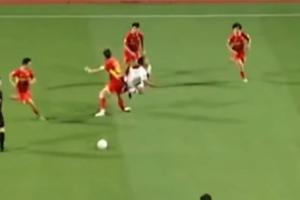 亂！裁判漏判廣西點球→黃威犯規(guī)導(dǎo)致自己重傷→VAR介入但黑屏！