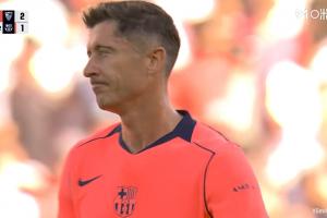 遺憾??！慢鏡頭看萊萬點(diǎn)球直接踢偏，隨后他的表情非常無奈