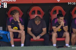 你也不敢看??！萊萬罰點(diǎn)前，弗里克低頭不敢看，隨后萊萬離譜打偏