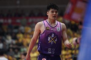 敢打敢拼！陳國(guó)豪面對(duì)馬刺6中3砍下13分 3前場(chǎng)板&罰球7中6