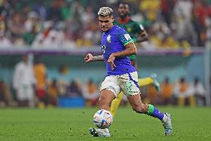 飛行途中窗戶破裂！巴媒：吉馬良斯、喬林頓與巴西隊(duì)匯合行程受阻