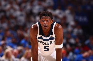 三分沒(méi)開(kāi)！愛(ài)德華茲上半場(chǎng)15投6中&三分5中1 得到17分1板2助