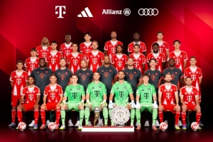 拜仁25-26賽季全家福：夏窗四新援在列，德超杯獎杯、沙拉盤出鏡