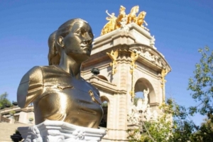 每體：藝術(shù)家為邦馬蒂制作金色半身像，慶祝她連續(xù)三年獲得金球獎(jiǎng)