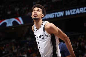 打法變了！文班亞馬全場(chǎng)僅9出手得10分5板2帽 5次助攻全隊(duì)最高