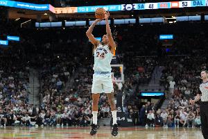 穩(wěn)定發(fā)揮！瓦塞爾半場8中3拿到8分6籃板2助攻 正負值+9