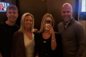 忙里偷閑！紅軍主帥斯洛特帶著妻子兒女，去迪拜度過短暫假期