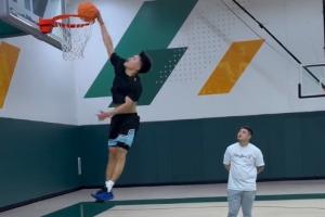 男籃后衛(wèi)線的希望！趙維倫在訓練中完成飄逸單手劈扣