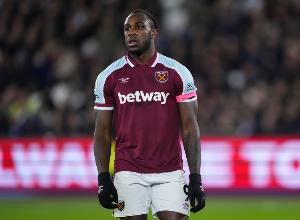 天空體育：安東尼奧隨布倫特福德訓(xùn)練，不過預(yù)計(jì)該隊(duì)不會(huì)簽他