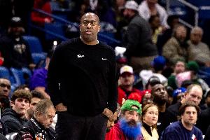 迪文岑佐：邁克-布朗非常出色 他能激發(fā)每個(gè)人的最大潛力