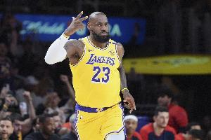 楊毅：明年詹姆斯要還想賴在洛杉磯 湖人可能就給他開個800萬