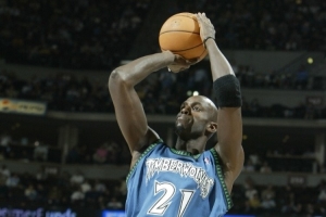 冷知識！加內(nèi)特是唯一一位對陣過72勝公牛和73勝勇士的球員