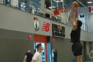 恢復(fù)速度驚人！塔圖姆曬原地雙手扣籃視頻：一定是鞋子的原因??