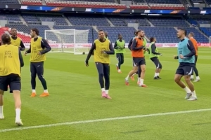 記者：姆巴佩順利參加了球隊合練，明天世預(yù)賽是否首發(fā)有待觀察