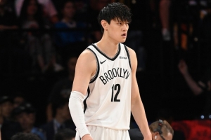 小曾打10分鐘！媒體人：難有人情世故出現(xiàn)在季前賽 都為合同而拼