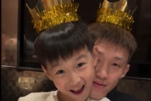周鵬曬和兒子一起過生日視頻：謝謝九歲的小九 祝我們生日快樂