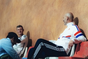 ??三代中場大師的聚會！阿寬社媒更新與齊達(dá)內(nèi)、哈維合體拍廣告