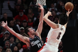 國王媒體調侃：楊瀚森對位尤班克斯時都快打成約基奇了 太瘋狂了