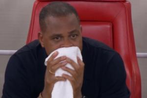 氣哭了？印尼主帥克魯伊維特賽后怒砸椅子，不斷擦臉眼眶泛紅