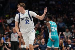 攻防一體實(shí)力超群！弗拉格半場(chǎng)7中4得到11分3板4助3斷 正負(fù)值+9！