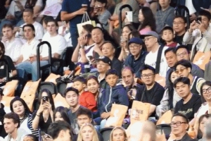 是偶像也是爸爸隊友！周琦兒子“糊糊”被曾凡博抱起 2人親密互動