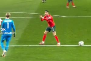 ??C羅主動(dòng)擺球并貼臉鼓掌催促凱萊赫發(fā)球，后者豎大拇指回應(yīng)