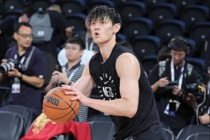 媒體人：籃網(wǎng)末節(jié)還不給小曾上場(chǎng)機(jī)會(huì) 難道要逼現(xiàn)場(chǎng)球迷喊退票嗎