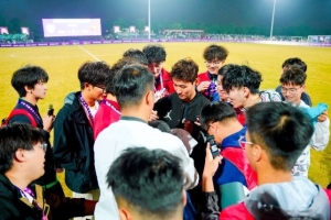 首屆徽青賽正式啟幕，蚌埠籍球員韋世豪親臨現(xiàn)場與球迷互動(dòng)